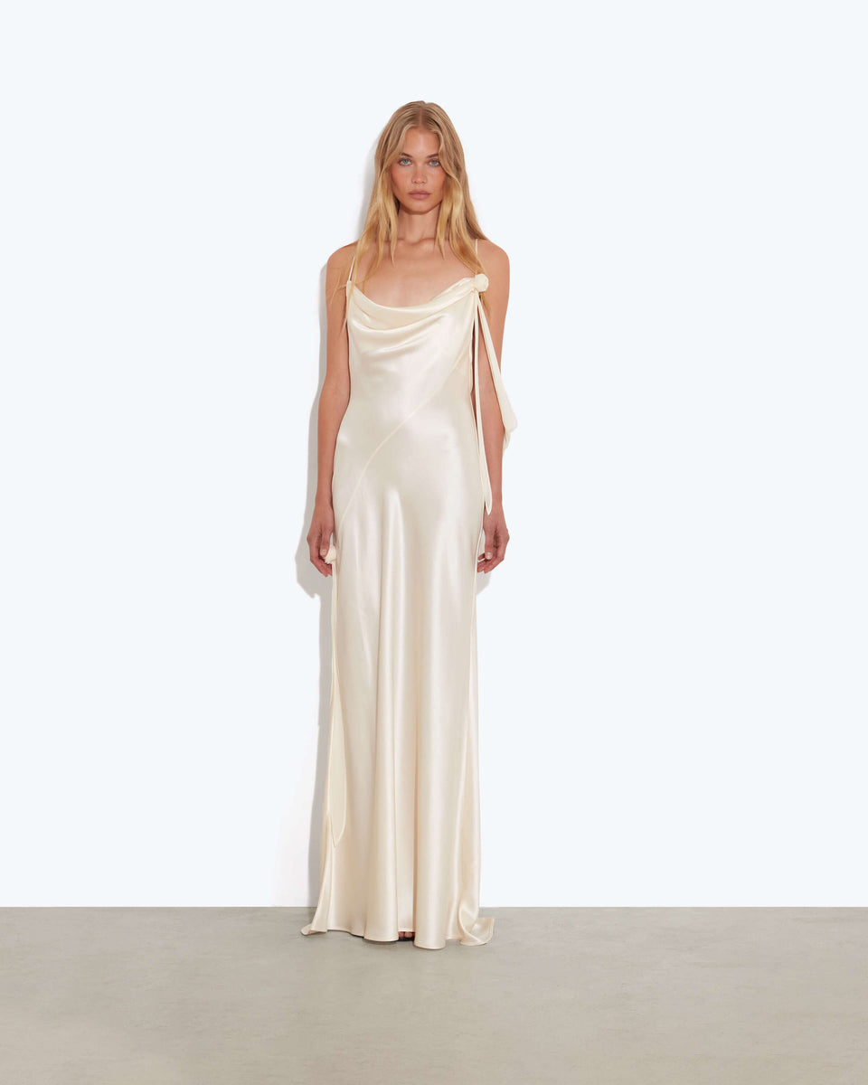 Champagne Silk - İpeksi dokunuş, şampanya tonları ve sofistike duruş.