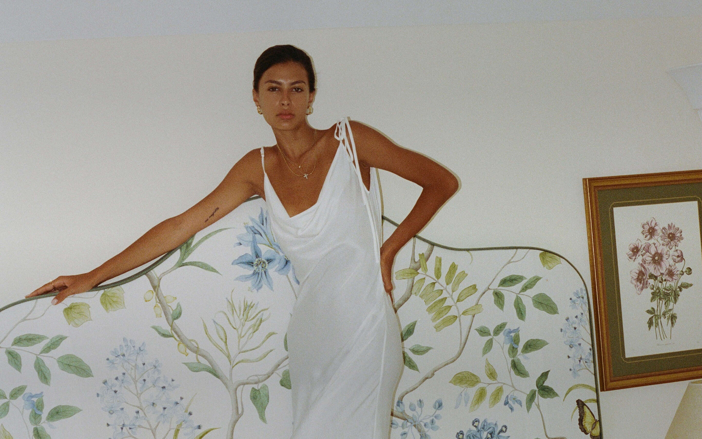 Noir Drape - Akışkan siluet, sakin parlaklık ve net duruş.