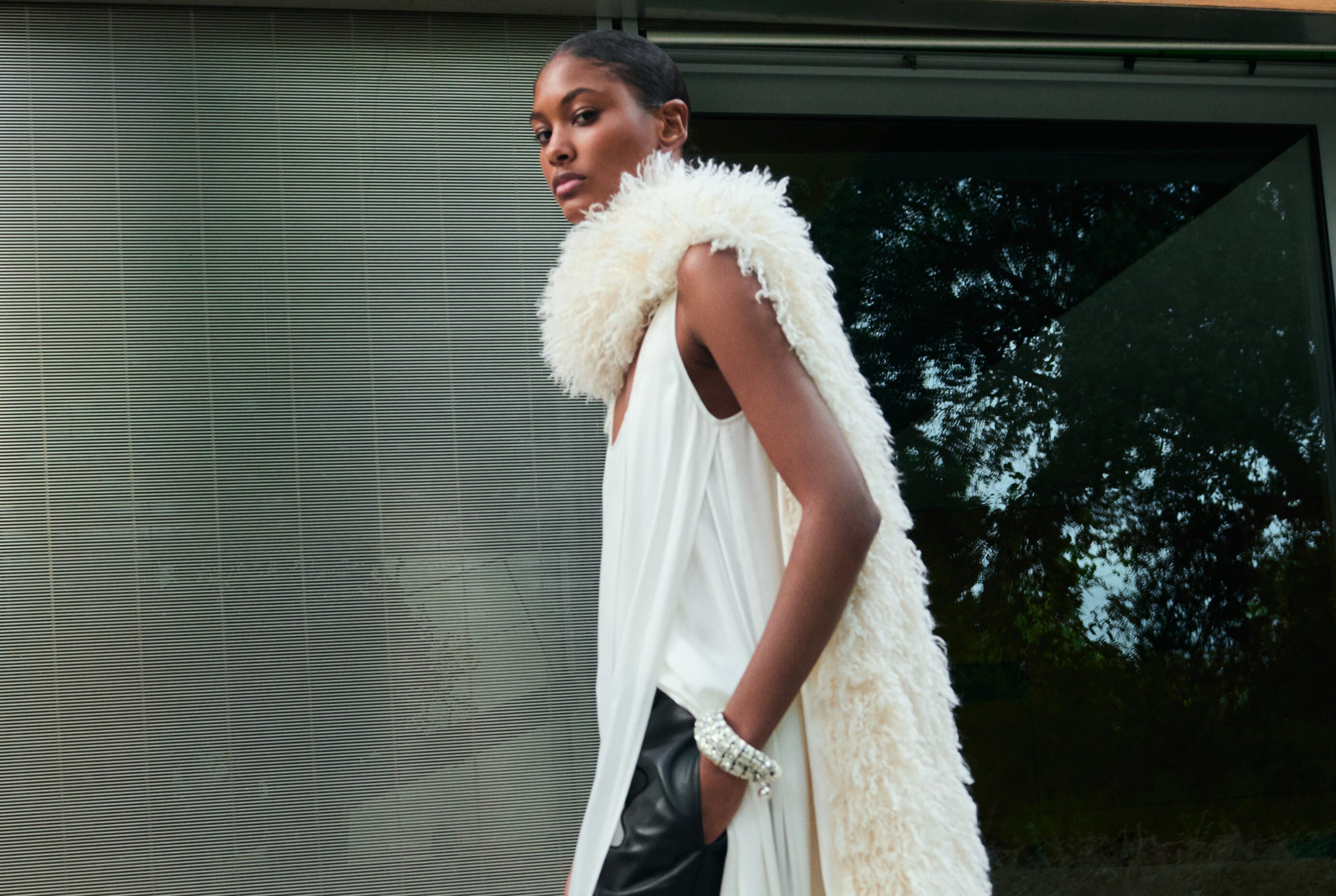 Ivory Halo - Minimal çizgiler, yumuşak hareket ve modern zarafet.