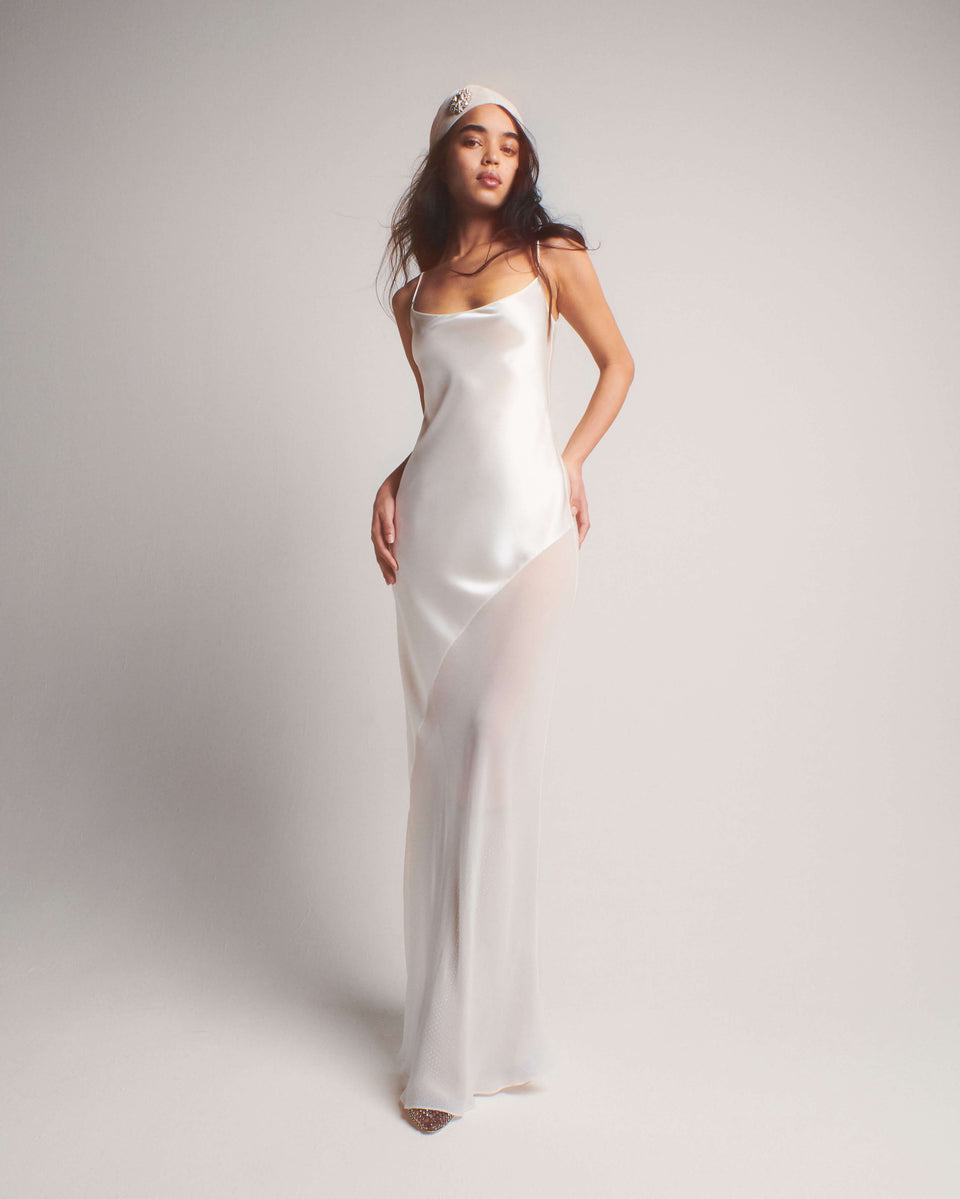 Pearl Cascade - İnci detayları, zarif dökümler ve romantik dokunuş.