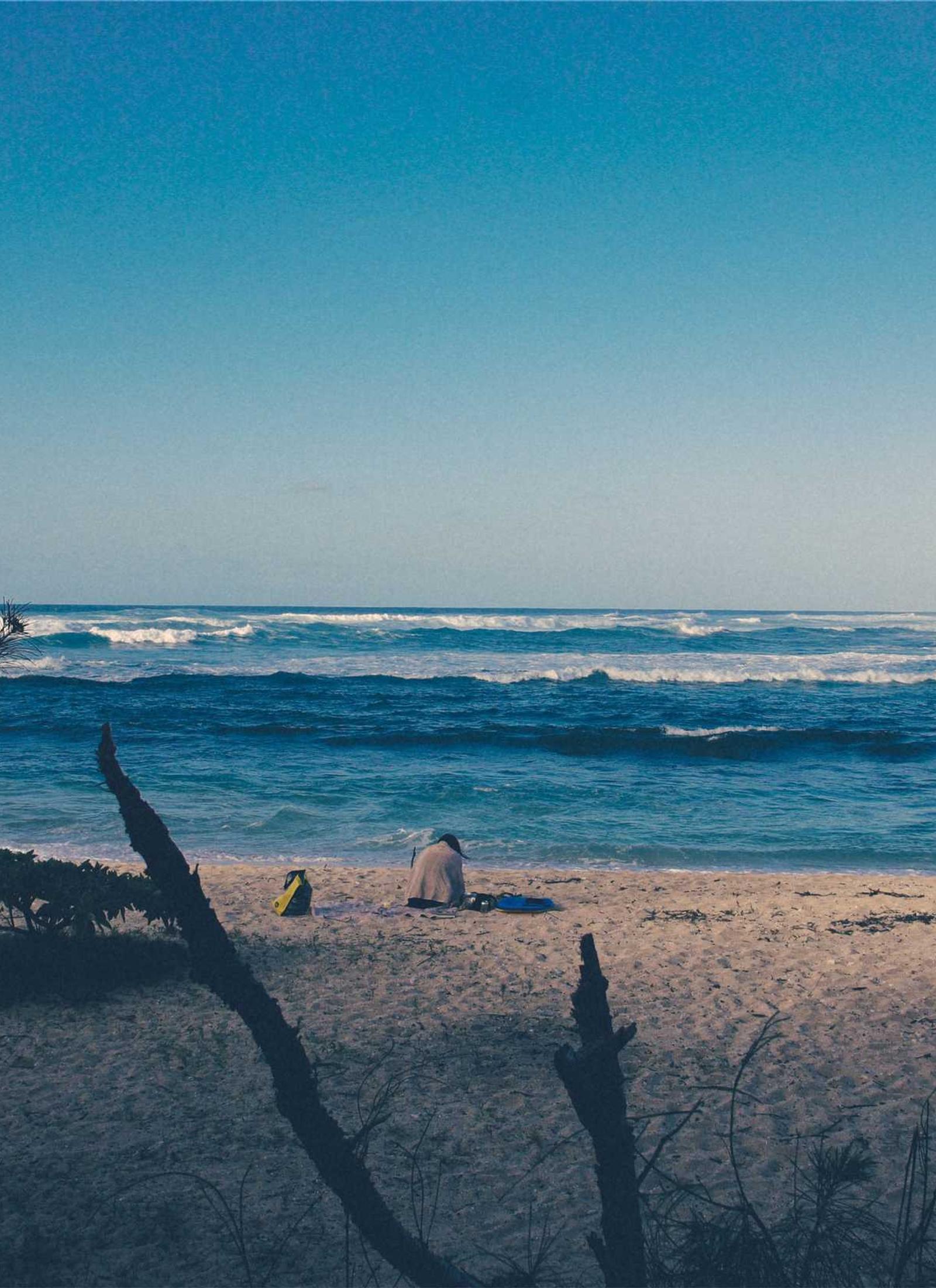 Midnight Veil - Gece tonları, yüksek kontrast, editorial sadelik.